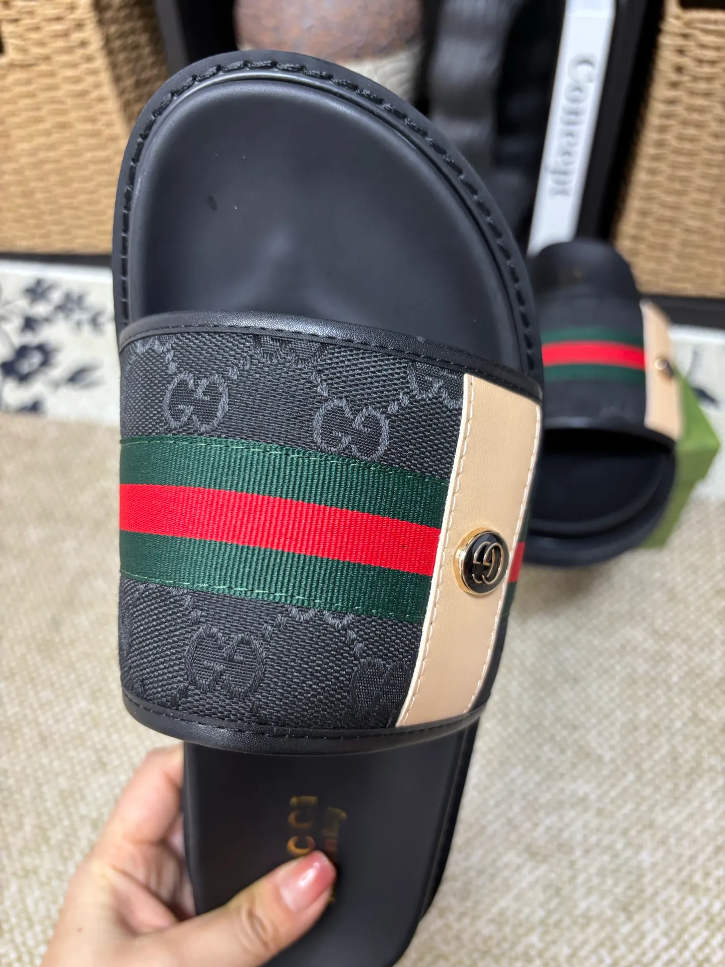 Factory 💰 300 yuan Gucci slippers] high-end men's shoes brand official website 1:1 latest masterpiece: original mold customization, the fabric is made of imported original materials, upgraded outsole, lighter and non-slip. The market's top quality, simple yet tasteful, a must-have for fashionistas, fashionable at your feet, full of confidence, the same style at the counter 👍The season of summer slippers is here. Code: 38-45 (45 customized)